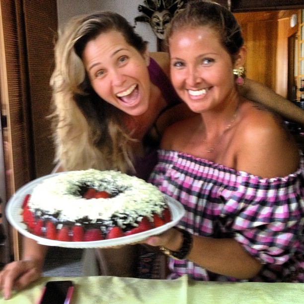 Andréia Sorvetão ganha bolo de presente de amiga (Foto: Instagram / Reprodução)