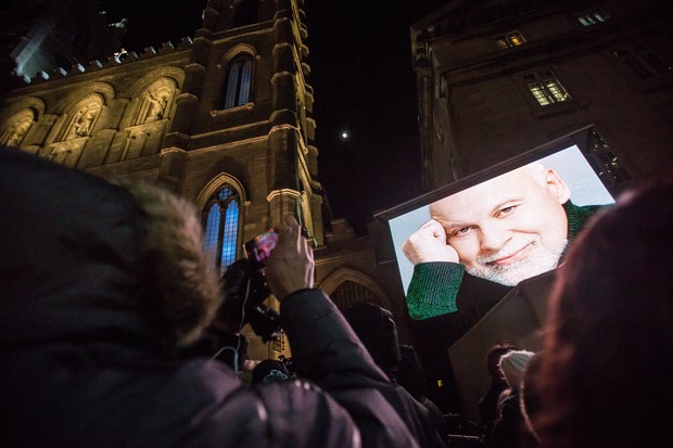 Público na Basílica de Basílica de Notre-Dame em Montreal, no Canadá (Foto: Geoff Robins / AFP)