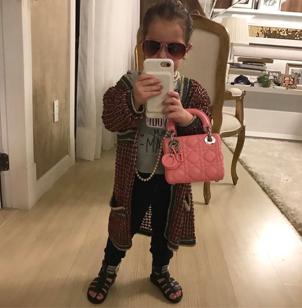 Filha de Wesley Safadão, a pequena Ysis, usa bolsa de 2,5 mil euros (Foto: Reprodução do Instagram)