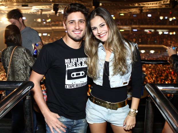 Daniel Rocha e Jessika Alves em show no Rio (Foto: Raphael Mesquita/ Foto Rio News)