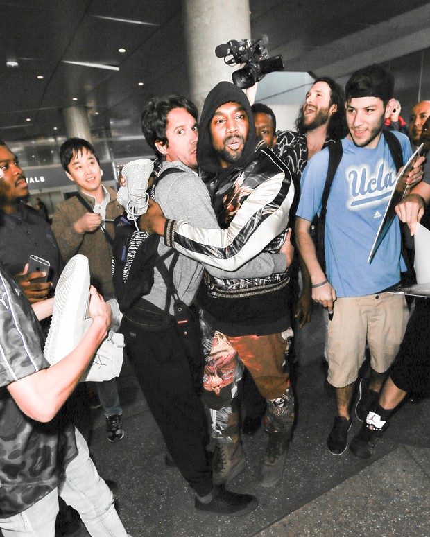 Kanye West desembarca em aeroporto em Los Angeles, nos Estados Unidos (Foto: Grosby Group/ Agência)