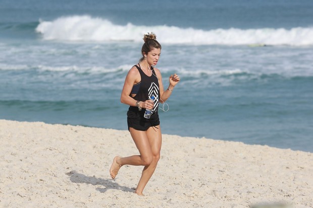 Grazi Massafera correndo na areia (Foto: Dilson Silva / Agnews)