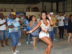 Cinthia Santos cai no samba e mostra barriga sarada em ensaio em SP