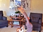 Filha de Gisele Bündchen imita a mãe em exercício de alongamento