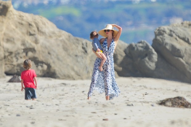 Miranda Kerr com o filho, Flynn, em praia em Malibu, na Califórnia, nos Estados Unidos (Foto: Grosby Group/ Agência)