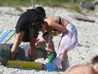 Daniele Suzuki vai com o filho e o sobrinho a praia no Rio