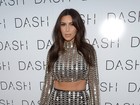 Kim Kardashian aposta em look metálico e transparente em evento