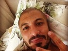 Ex-BBB Fernando posta selfie na cama: ‘Primeiros minutos de sono’