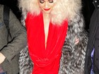Rita Ora é traída por vestido com fenda e deixa calcinha à mostra