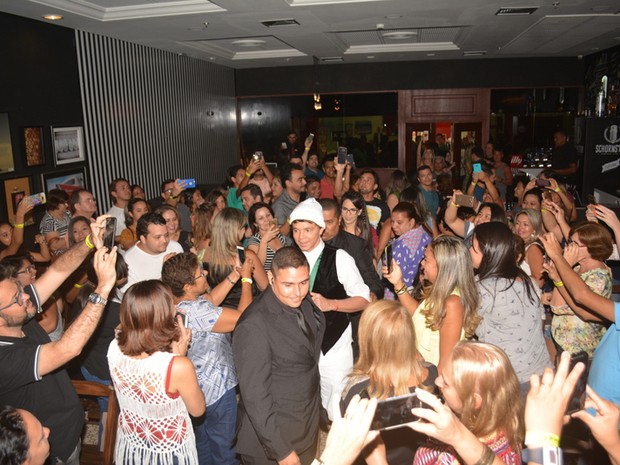 Netinho com fãs em evento em Natal, Rio Grande do Norte (Foto: Felipe Souto Maior/ EGO)