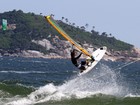 Claudio Heinrich pratica windsurf em praia do Rio