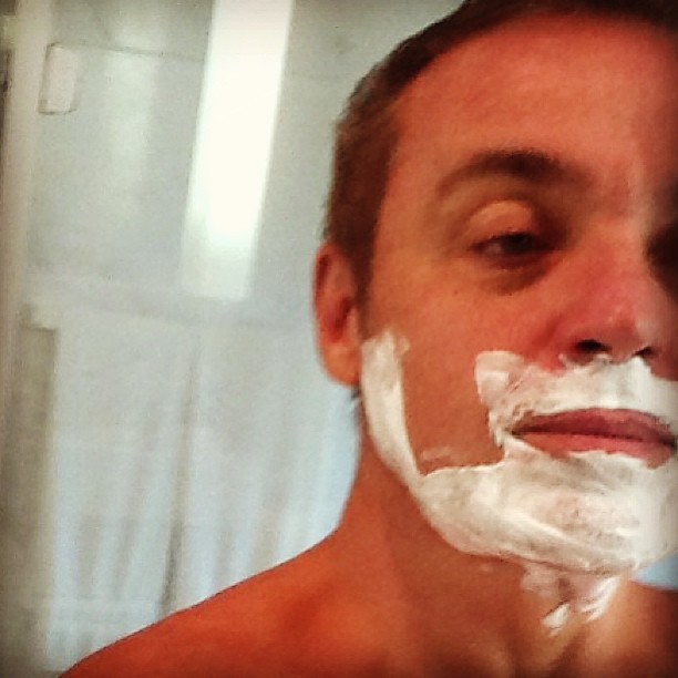 Gugu Liberato faz a barba e posta foto para fãs (Foto: Instagram)