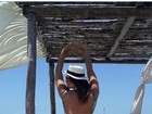 Geisy Arruda mostra bumbum empinado em praia do Ceará