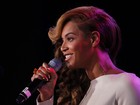 Depois de playback, Beyoncé canta hino ao vivo em coletiva