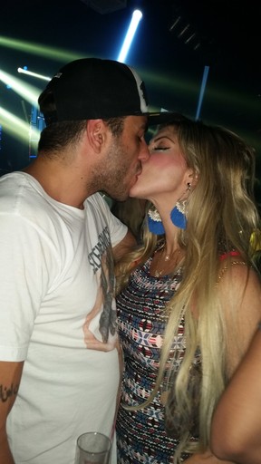 Ex-BBB Junior beija Bruna Canuto em boate na Zona Oeste do Rio (Foto: Divulgação)