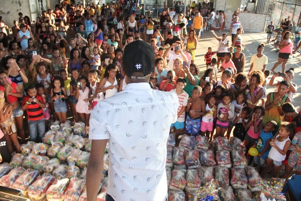 Nego do Borel distribuiu cestas básicas e brindes (Foto: Agnews)