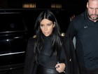 Kim Kardashian usa blusa transparente para jantar