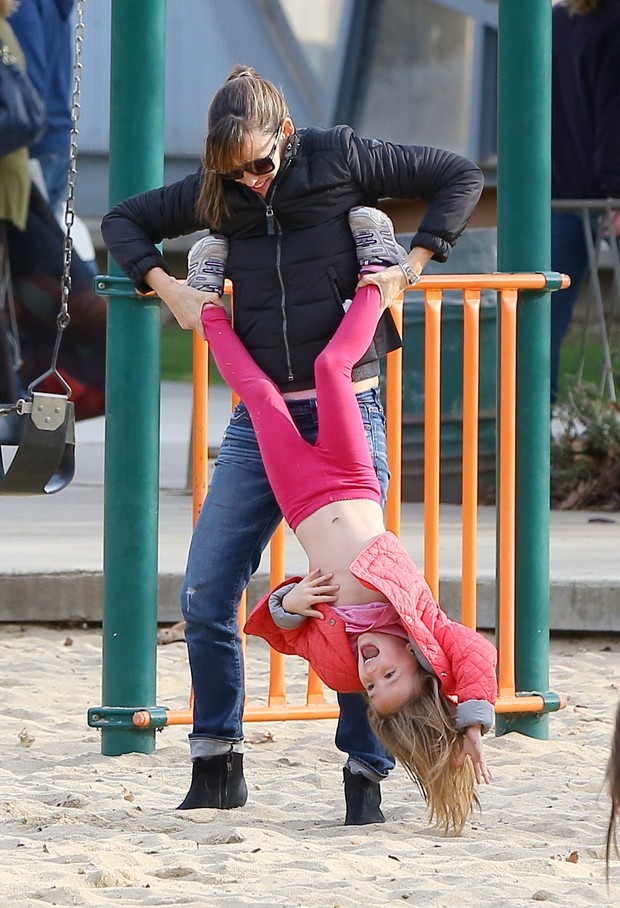 X17 - Jennifer Garner com a filha Seraphina na Califórnia, nos Estados Unidos (Foto: X17online/ Agência)