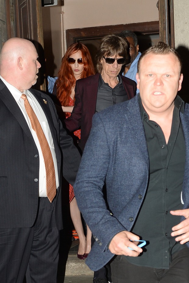Mick Jagger deixa igreja cercado de seguranças, que se irritaram com os paparazzi (Foto: Grosby Group)