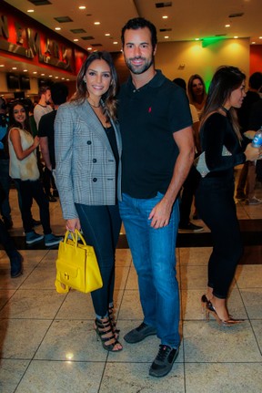Carol Celico e o namorado, Eduardo Scarpa, em pré-estreia de filme em São Paulo (Foto: Manuela Scarpa/ Brazil News)