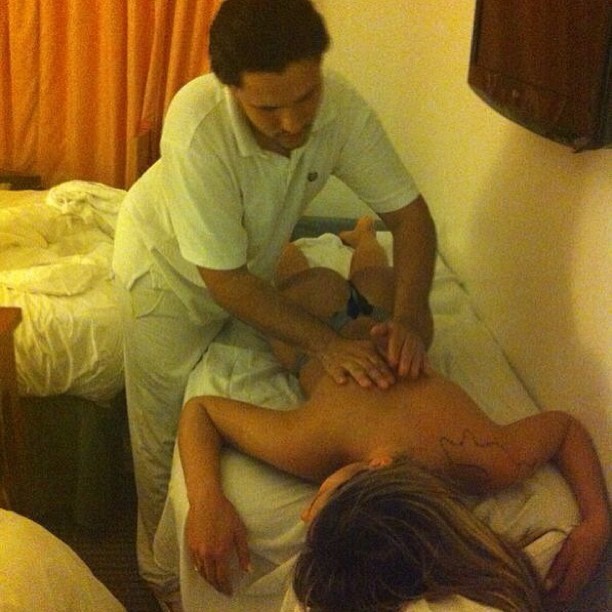 Andressa Urach posta foto recebendo massagem (Foto: Instagram / Reprodução)