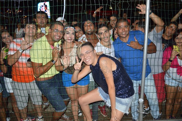 Maria Gadu fotografa com fãs (Foto: Felipe Souto Maior / AgNews)
