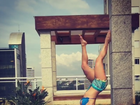 Renata D’Ávila mostra boa forma ao ficar de cabeça para baixo no ioga