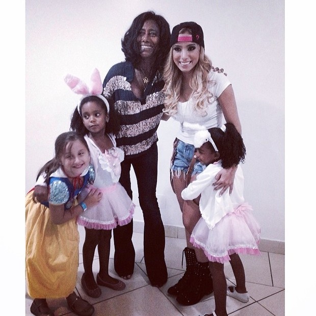 Anitta com Glória Maria e as filhas (Foto: Instagram / Reprodução)