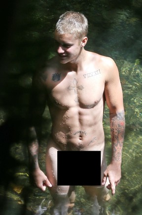 Justin Bieber nada pelado (Foto: AKM)