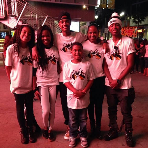 Dayane Silva , mulher do lutador Anderson Silva, e os filhos  Kaory, Gabriel, Kalyl, Kauana e João Vitor em Las Vegas, nos Estados Unidos (Foto: Instagram/ Reprodução)