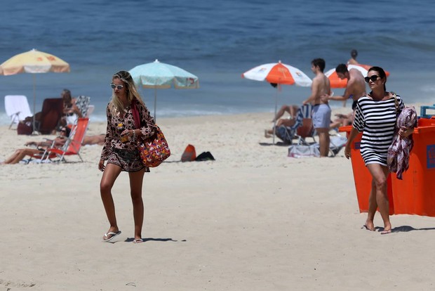 Yasmin Brunet e Luiza Brunet curtem praia de Ipanema, RJ (Foto: André Freitas / AgNews)