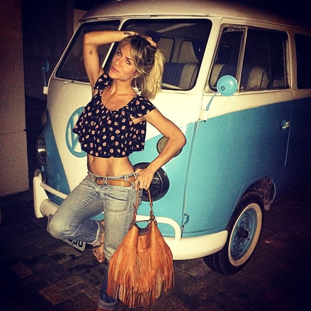Giovanna Ewbank posa com a barriga de fora no Rio (Foto: Instagram/ Reprodução)