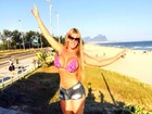 Denise Rocha acorda cedo e mostra boa forma em dia de praia com fãs