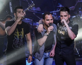 Luciano canta com a dupla Dablio e Phillipe em show em Goiânia (Foto: Francisco Cepeda/ Ag. News)
