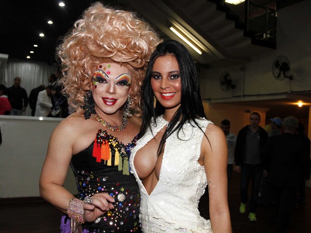 A transformista Tchaka e Lorena Bueri, ex-Gata do Paulistão, no Miss Gay em São Paulo (Foto: Paduardo/ Ag. News)