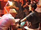 Roberta Medina faz tatuagem com astro de TV na quarta noite do RIR