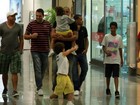 Adriano passeia com os filhos e alguns amigos em shopping no Rio