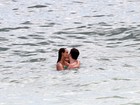 Rogério Flausino namora muito no mar de Ipanema, no Rio