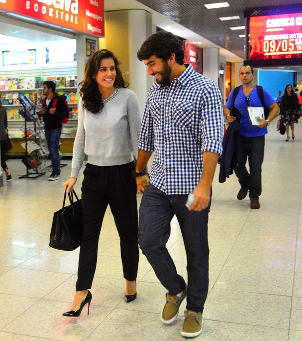 Deborah Secco e namorado no aeroporto (Foto: William Oda/Agnews)