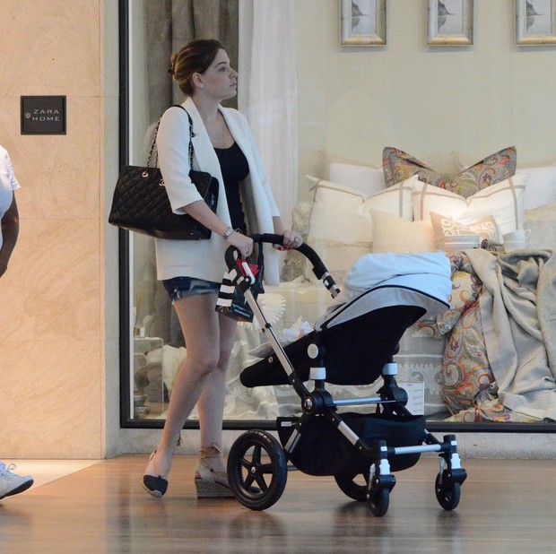 Luma Costa faz compras com filho  (Foto: JOHNSON PARRAGUEZ/ PHOTO RIO NEWS)