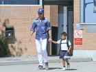 Cristiano Ronaldo busca o filho na escola