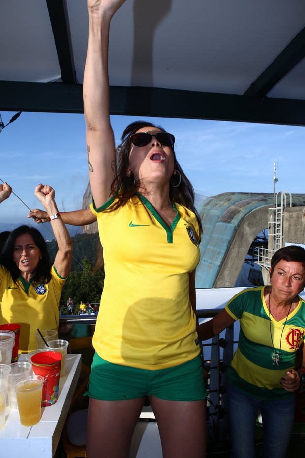 Anitta assiste ao jogo do Brasil (Foto: Raphael Mesquita / Divulgação)