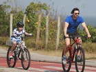 Murilo Rosa anda de bicicleta com o filho mais velho no Rio