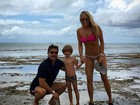 Adriane Galisteu posa de biquíni em praia com a família 