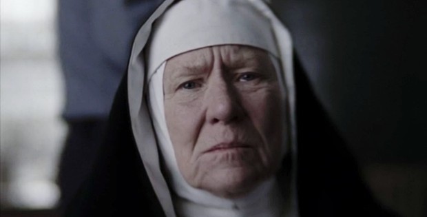 Barbara Tarbuck como Madre Superiora Claudia em American Horror Story (Foto: Reprodução )