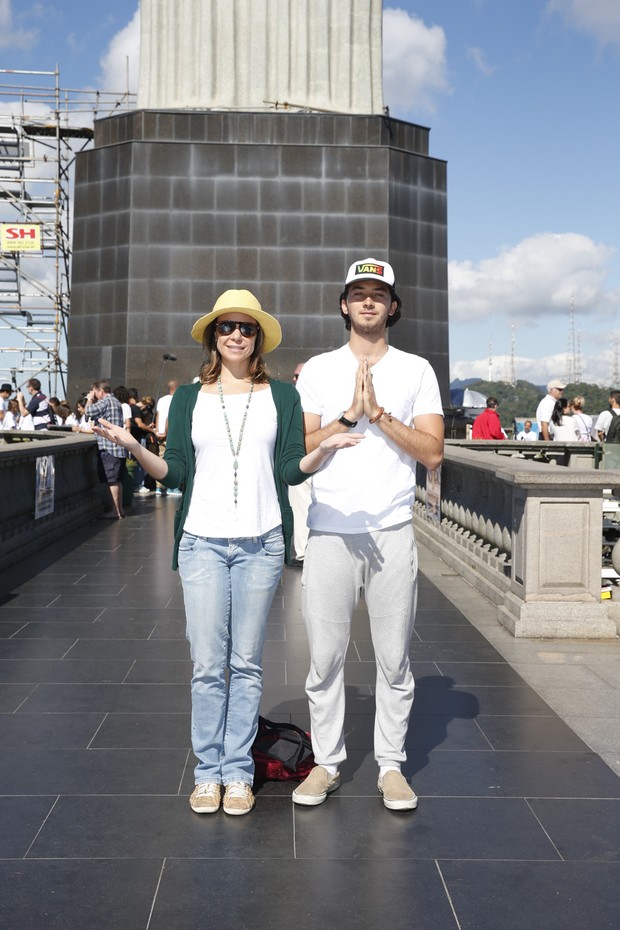  Vanessa Gerbelli e o namorado Gabriel Falcão participam de meditação coletiva no Cristo Redentor  (Foto: Felipe Panfili/AgNews)