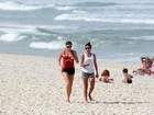 Grazi Massafera se exercita com Anna Lima e brinca com Sofia na praia