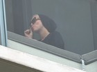 Miley Cyrus fuma cigarro suspeito em varanda de hotel