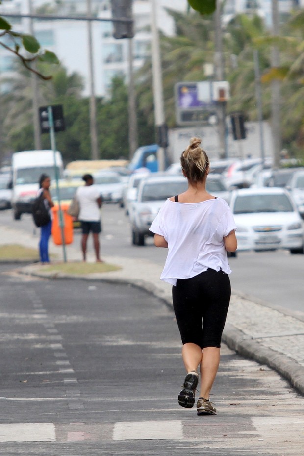 Juliana Didone corre na orla (Foto: Wallace Barbosa / Agnews)