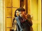 Em Roma com Mila Kunis, Ashton Kutcher se irrita com paparazzo